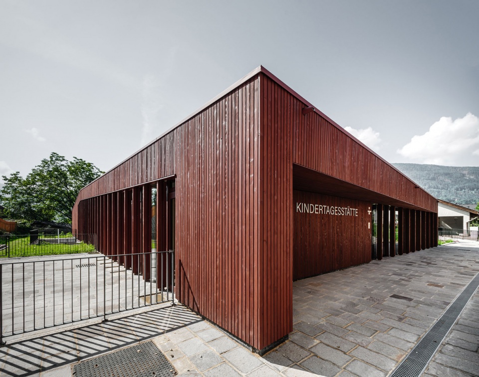 kindergarten and daycare centre in kiens chienes by roland baldi architects