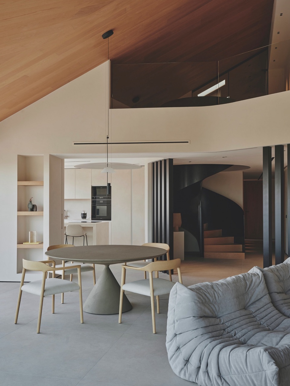 curved attic by destudio