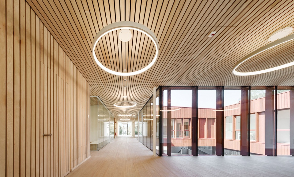 kindergarten and daycare centre in kiens chienes by roland baldi architects