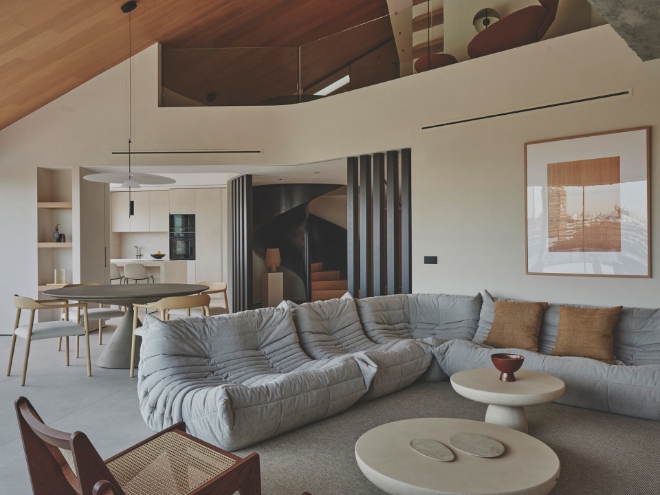 curved attic by destudio