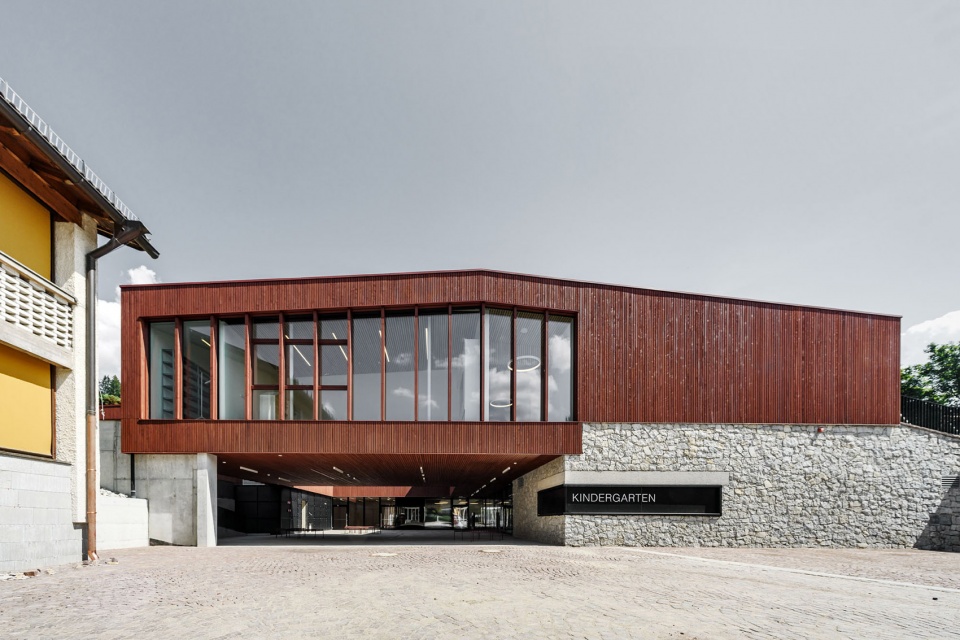 kindergarten and daycare centre in kiens chienes by roland baldi architects