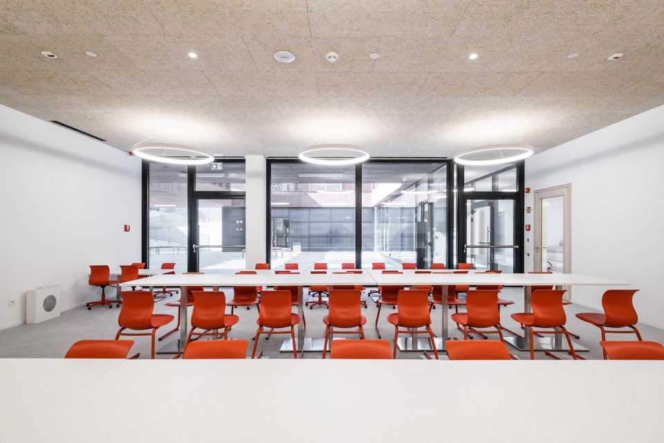 kindergarten and daycare centre in kiens chienes by roland baldi architects