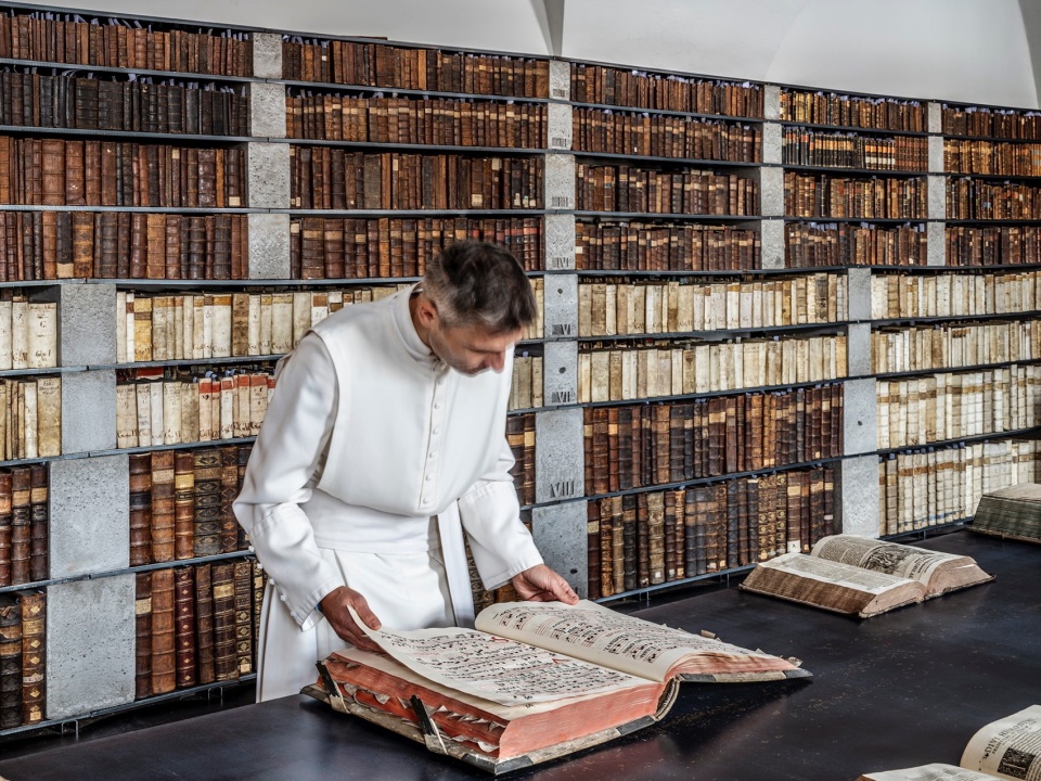 Library in the monastery zeliv by sepka architekti