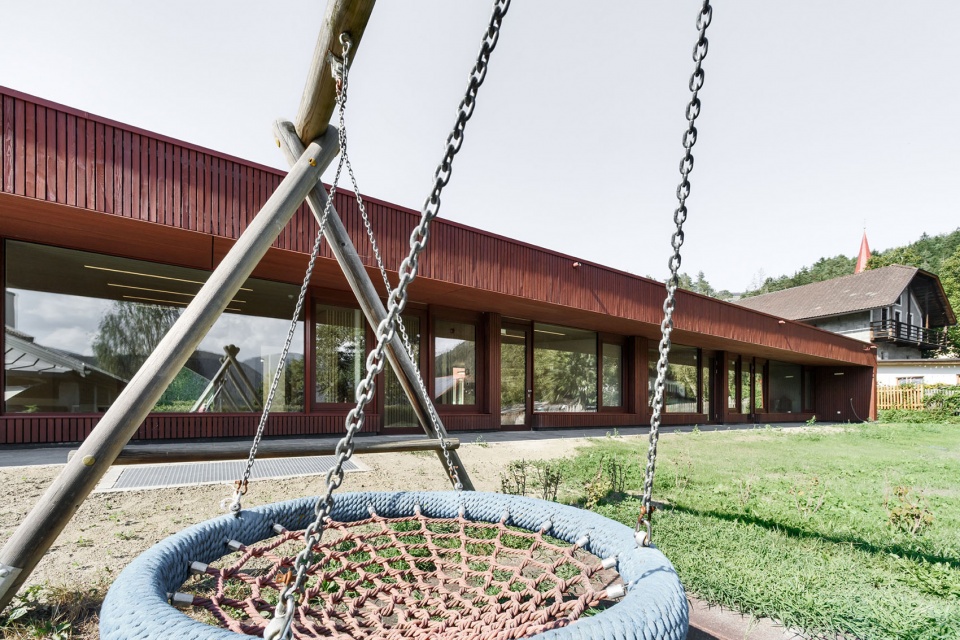 kindergarten and daycare centre in kiens chienes by roland baldi architects
