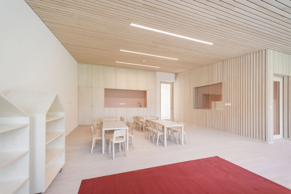 kindergarten and daycare centre in kiens chienes by roland baldi architects