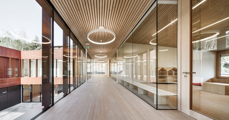 kindergarten and daycare centre in kiens chienes by roland baldi architects