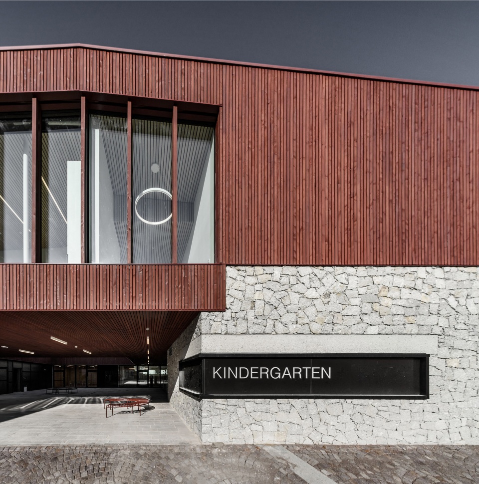 kindergarten and daycare centre in kiens chienes by roland baldi architects