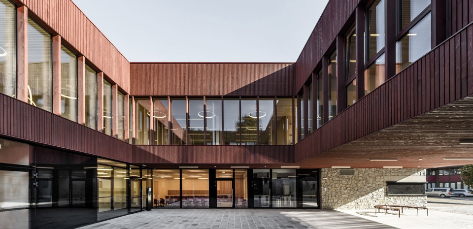 kindergarten and daycare centre in kiens chienes by roland baldi architects