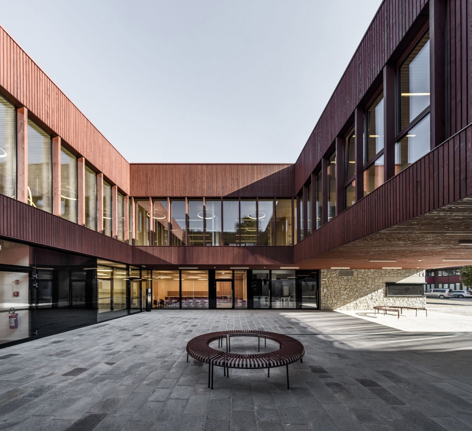 kindergarten and daycare centre in kiens chienes by roland baldi architects