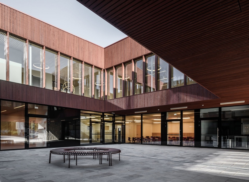 kindergarten and daycare centre in kiens chienes by roland baldi architects