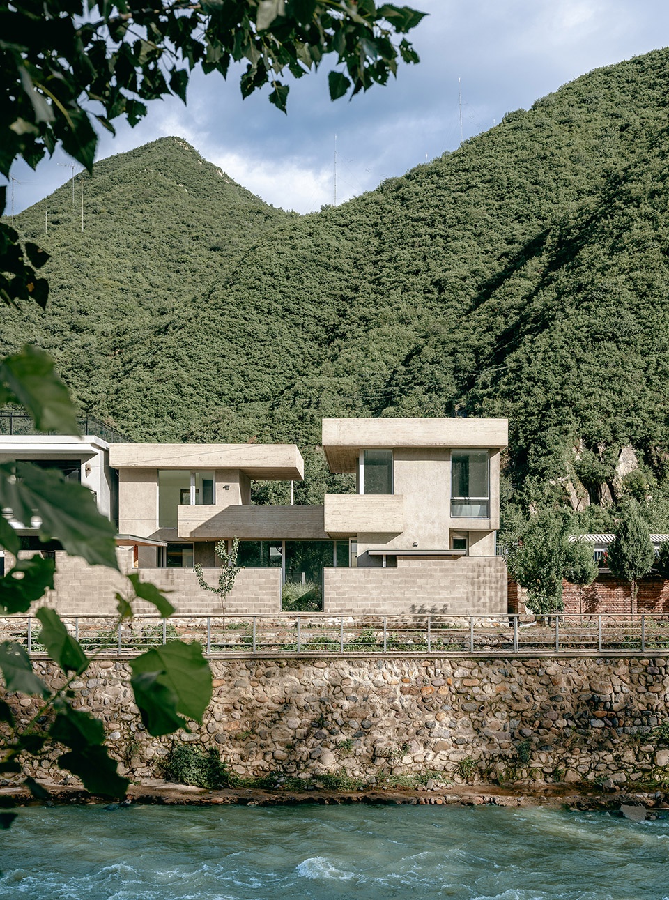riverside house by xian architects