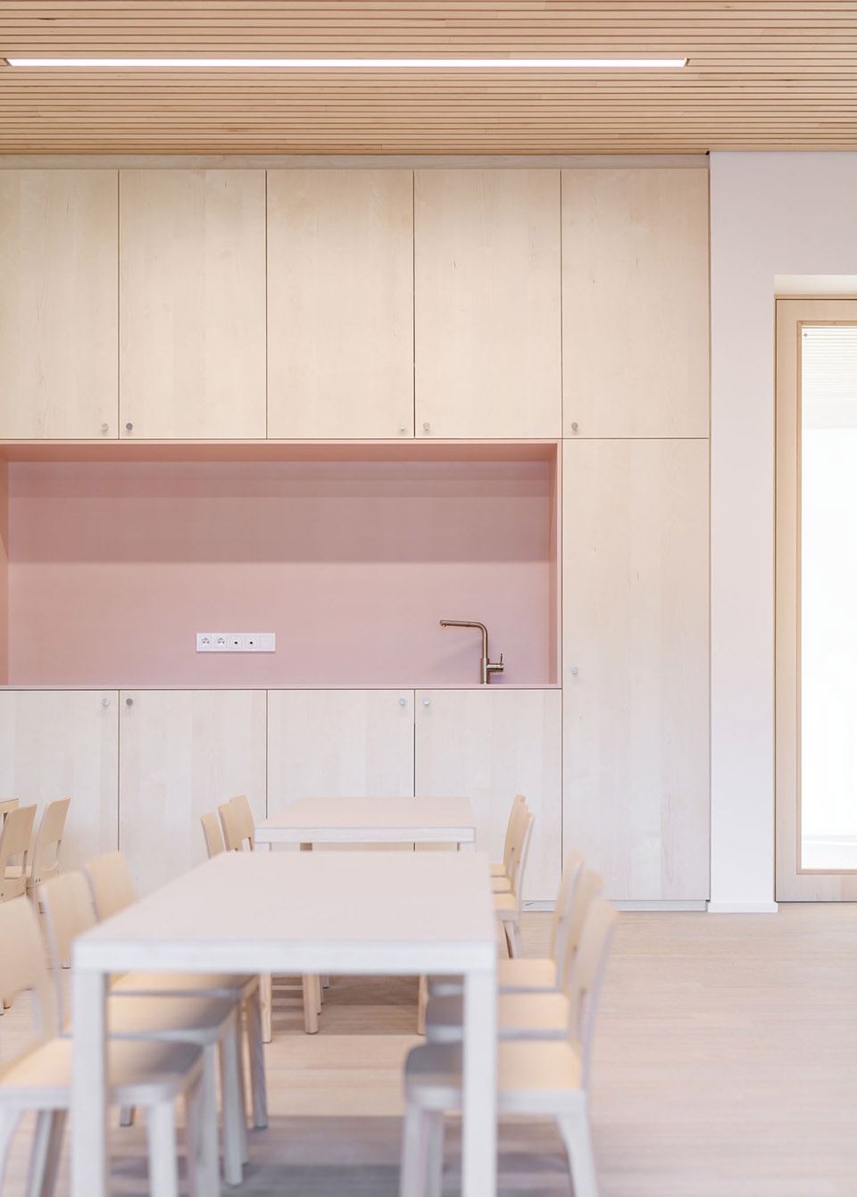 kindergarten and daycare centre in kiens chienes by roland baldi architects