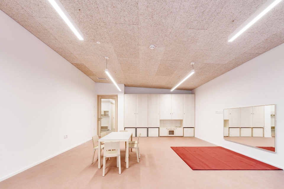 kindergarten and daycare centre in kiens chienes by roland baldi architects