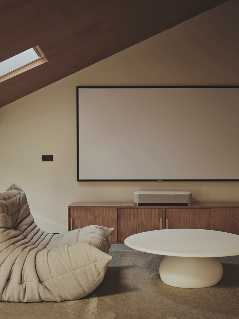 curved attic by destudio