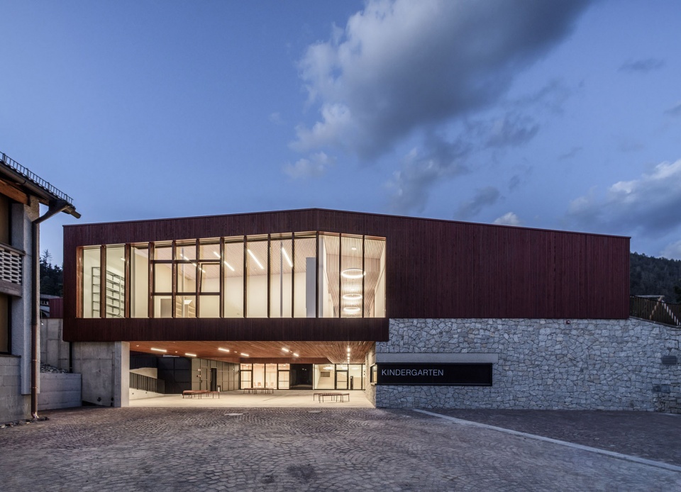 kindergarten and daycare centre in kiens chienes by roland baldi architects
