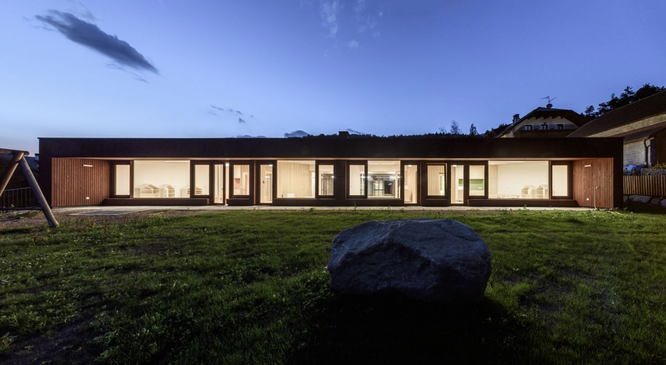 kindergarten and daycare centre in kiens chienes by roland baldi architects