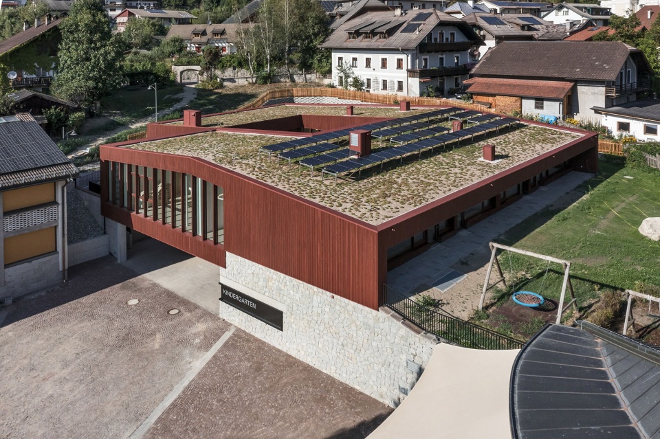kindergarten and daycare centre in kiens chienes by roland baldi architects