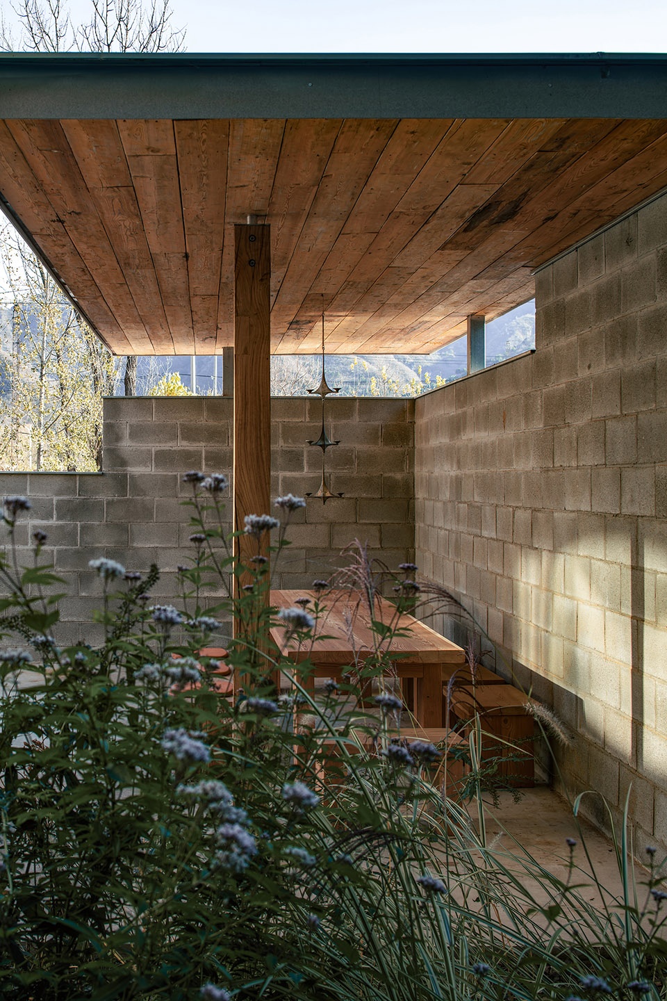 riverside house by xian architects