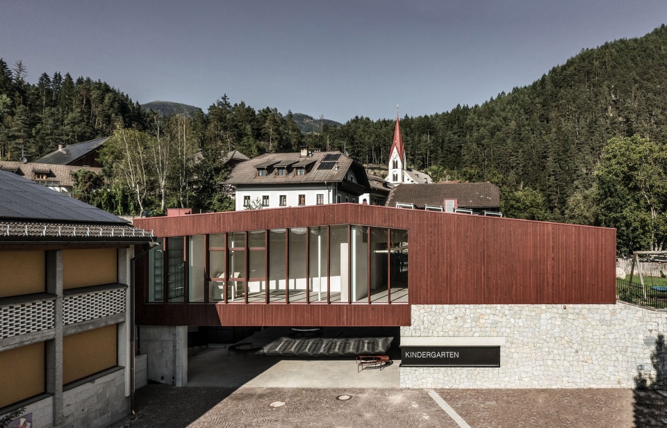kindergarten and daycare centre in kiens chienes by roland baldi architects