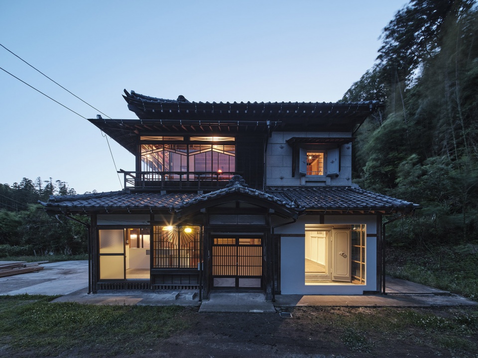 renovation of a 1960s wooden house in kimitsu by roovice
