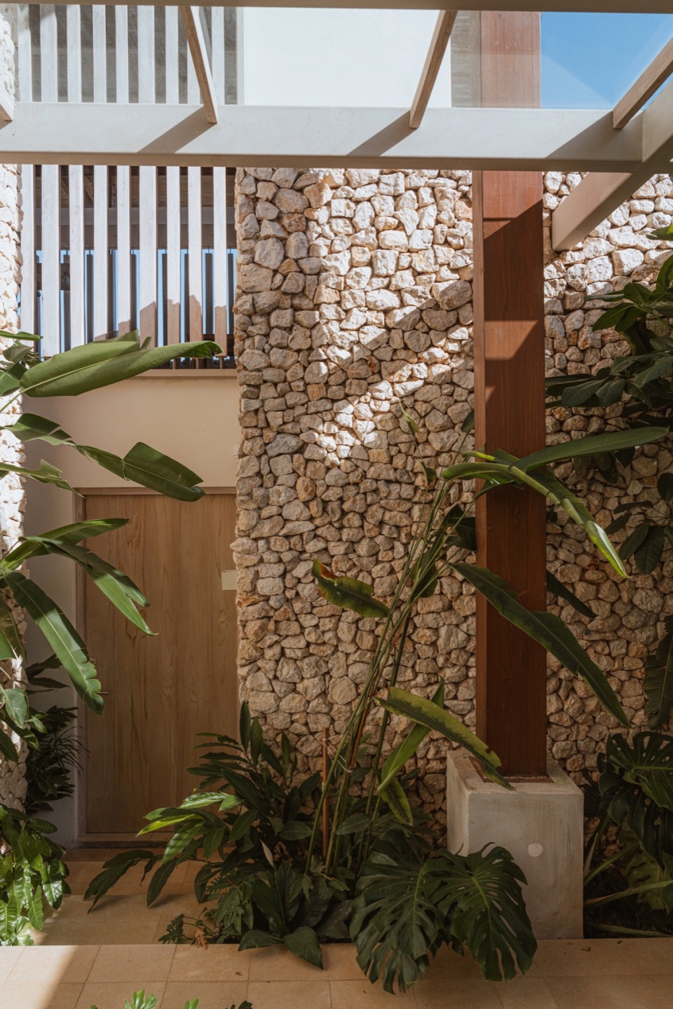 Villa aurea by Studio Saxe
