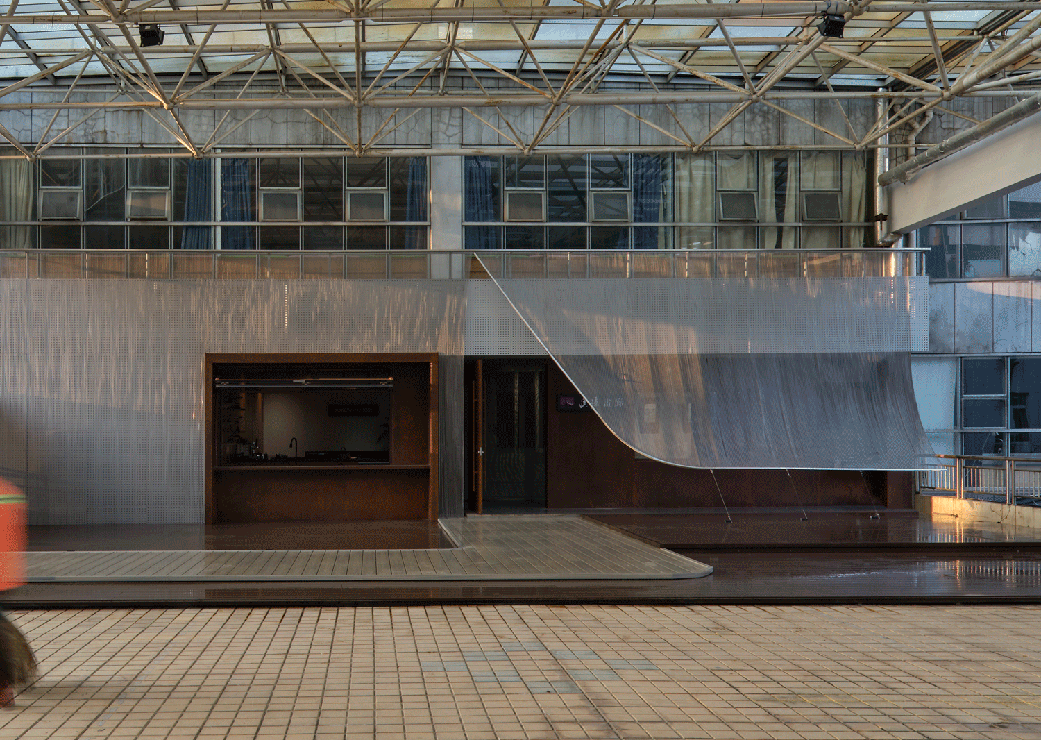 入口立面改造前后对比comparison of entrance facade before and after renovation©吕博