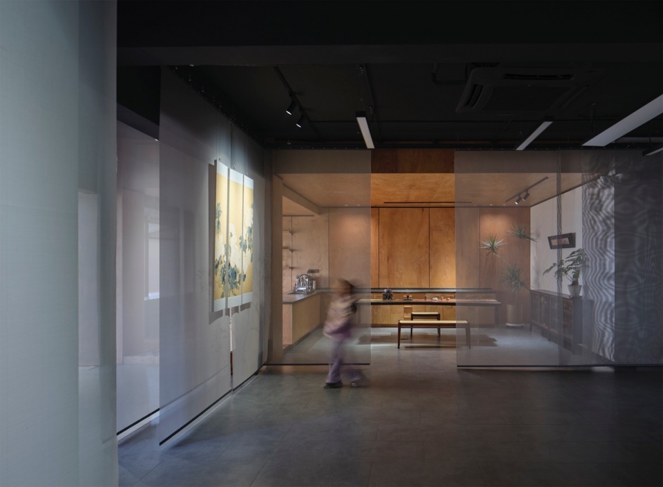 柔性界面作为作品展示背景面light interface as the background for displaying works©吕博