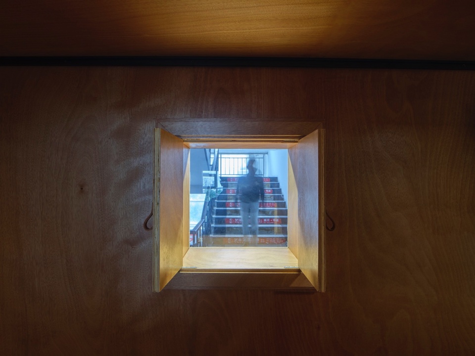 从社区图书室窗口向外看looking out from the community reading room opening©吕博