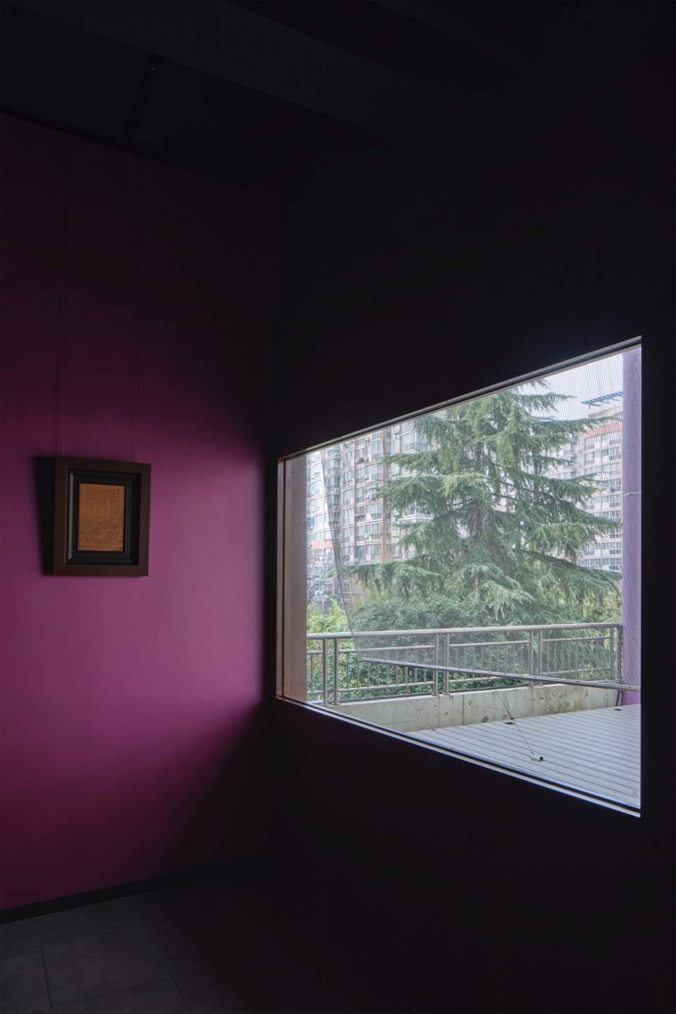 从展厅向外看金属网metal mesh seen from the exhibition hall©吕博