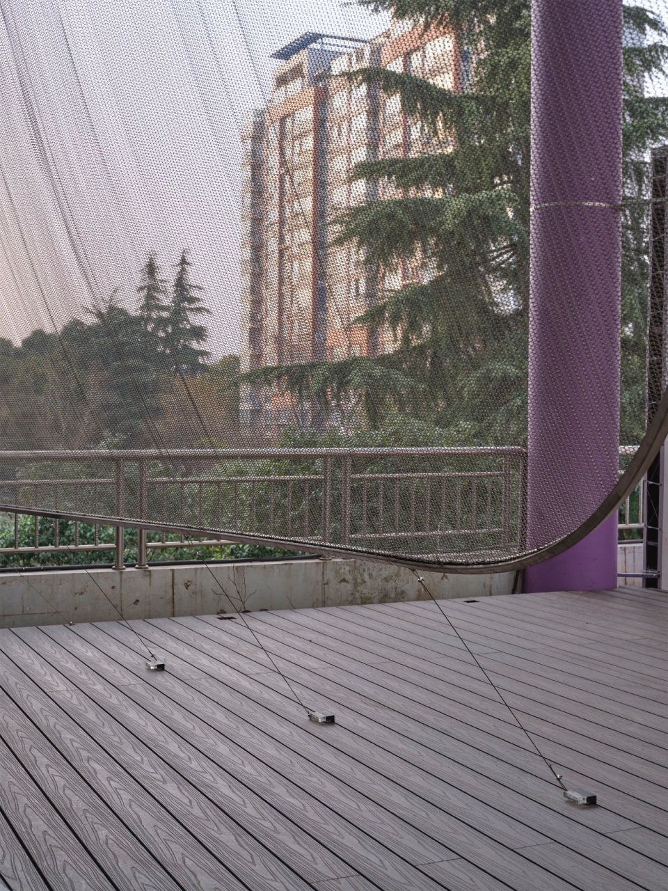 金属网通过钢丝绳与地面链接,the metal mesh is connected to the ground by steel wire ropes©吕博