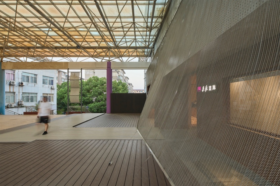 通过张拉结构升起的金属网,metal mesh raised by tensile structure©李奔跑