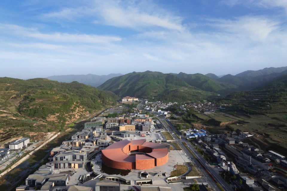 Maiji Mountain Visitor Center by ZXD Architects BIAD