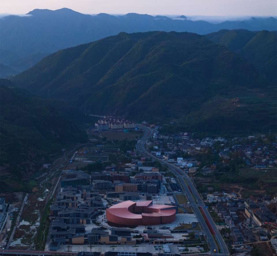 Maiji Mountain Visitor Center by ZXD Architects BIAD