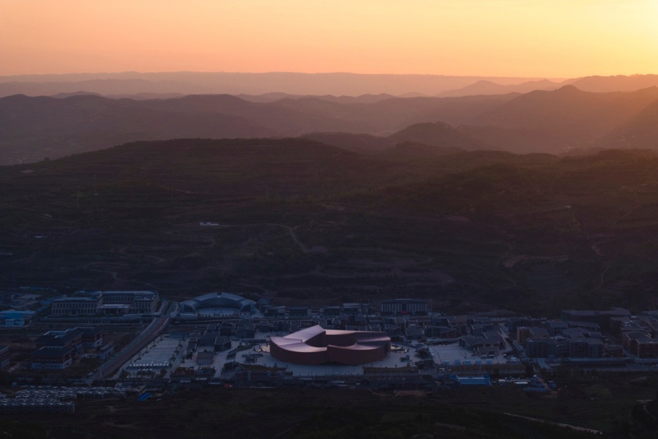 Maiji Mountain Visitor Center by ZXD Architects BIAD