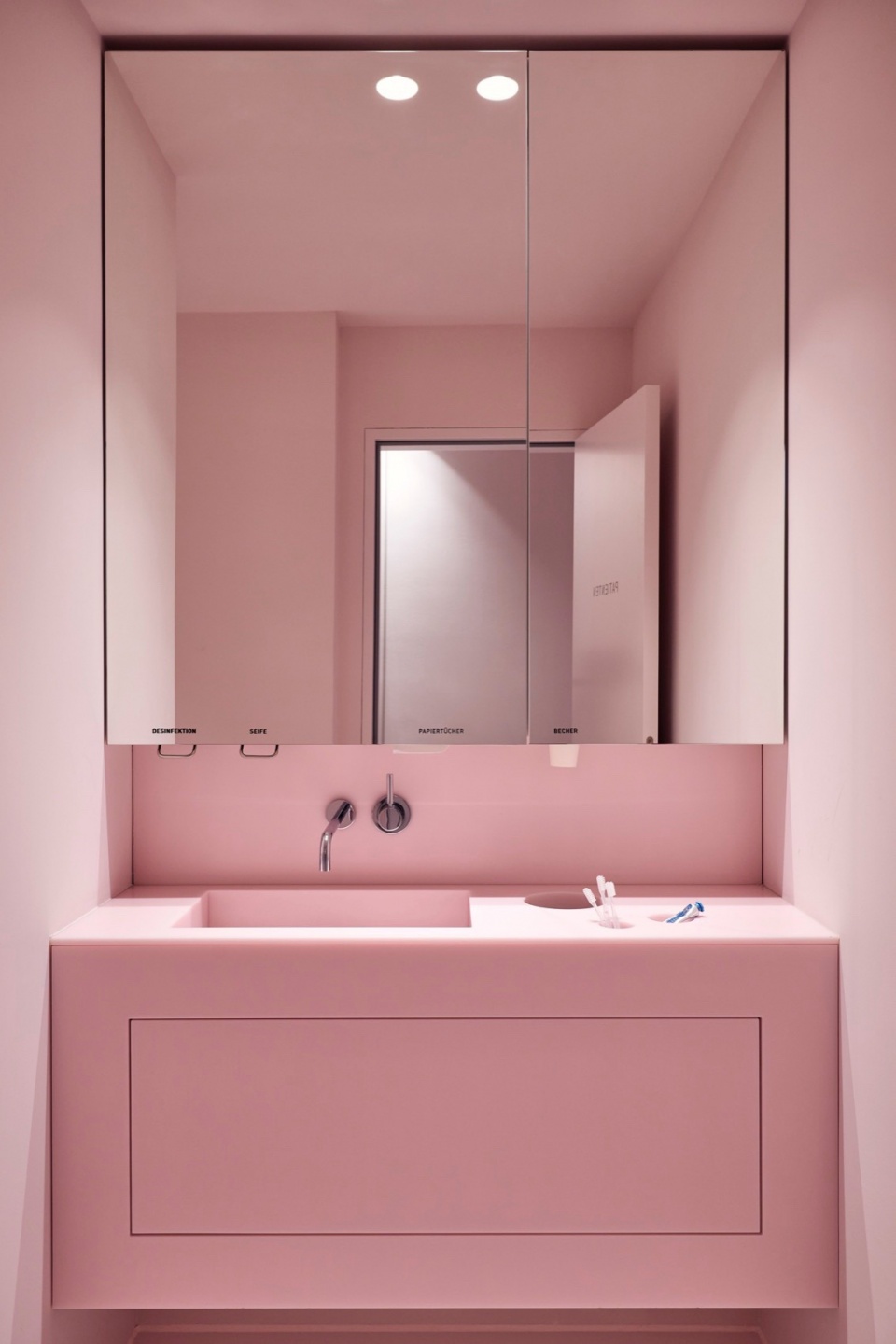 T7 dental practice by BATEK ARCHITEKTEN