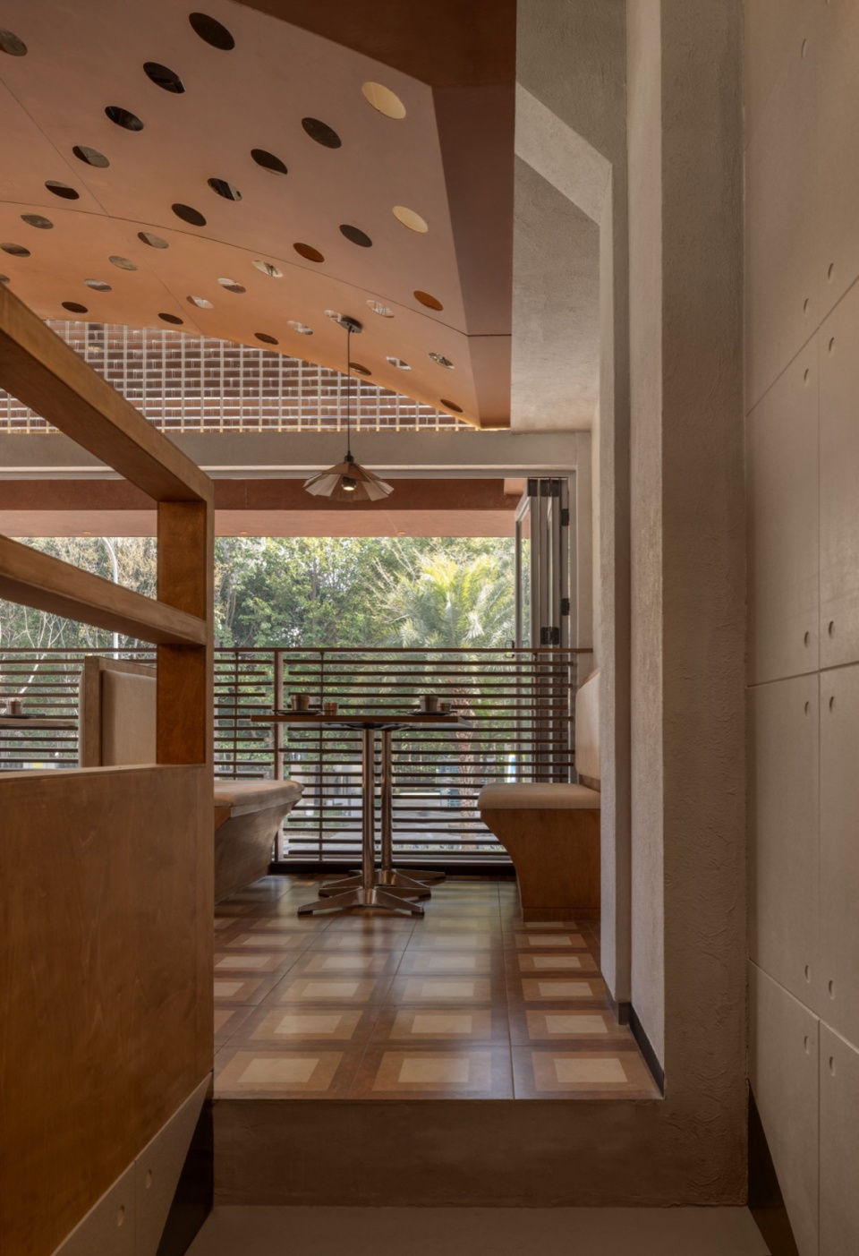 二楼餐区部分 The dining area on the second floor©黑水