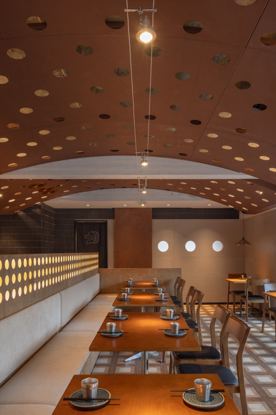 二楼餐区部分 The dining area on the second floor©黑水