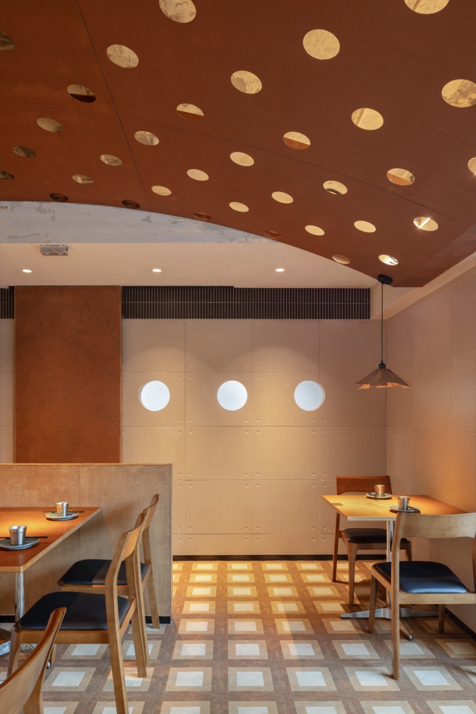 二楼餐区部分 The dining area on the second floor©黑水