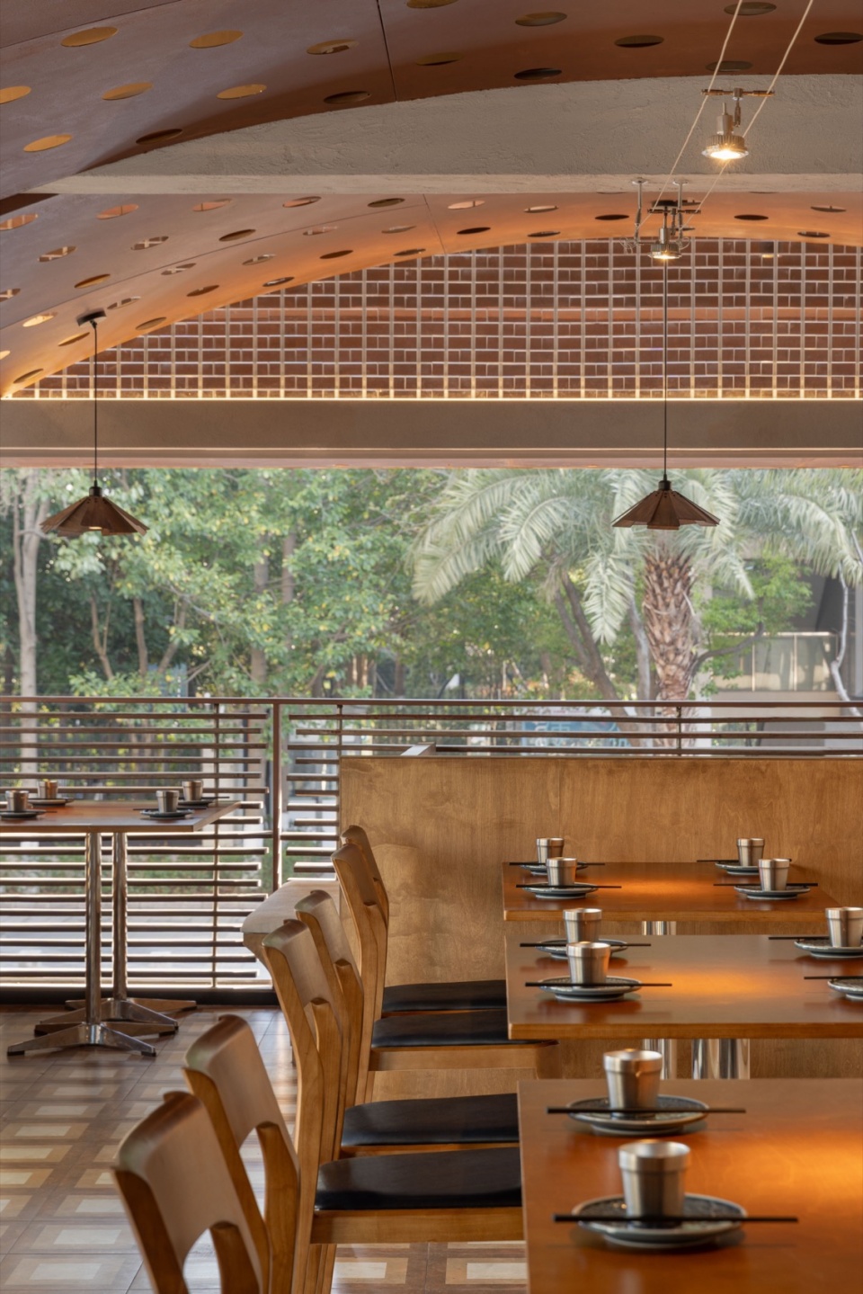 二楼餐区部分 The dining area on the second floor©黑水