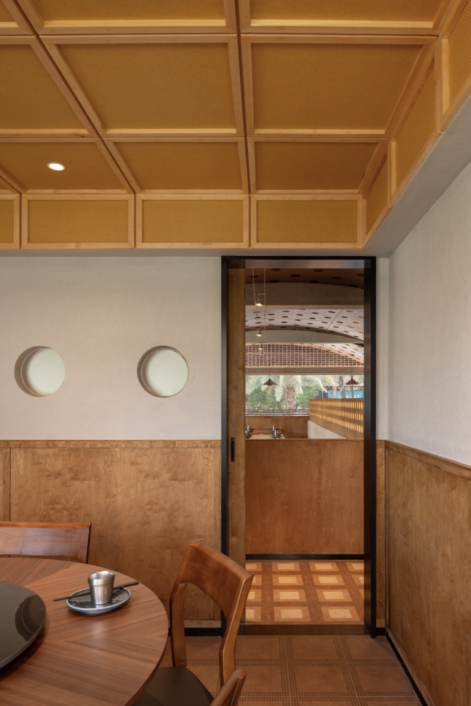 二楼餐区部分 The dining area on the second floor©黑水