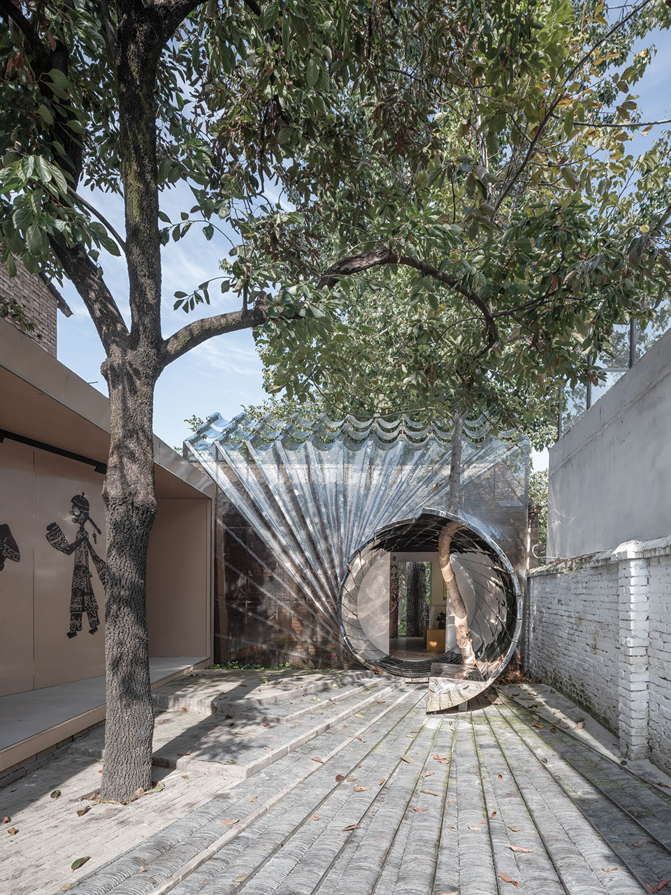 10 The integration of the installation with the courtyards drainage 装置与院内的排水组织 ©️ Daipu Architects