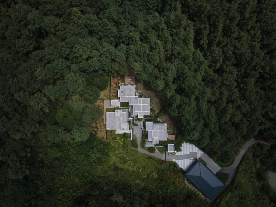 Anadu Pine Villa by STUDIO8 Architects
