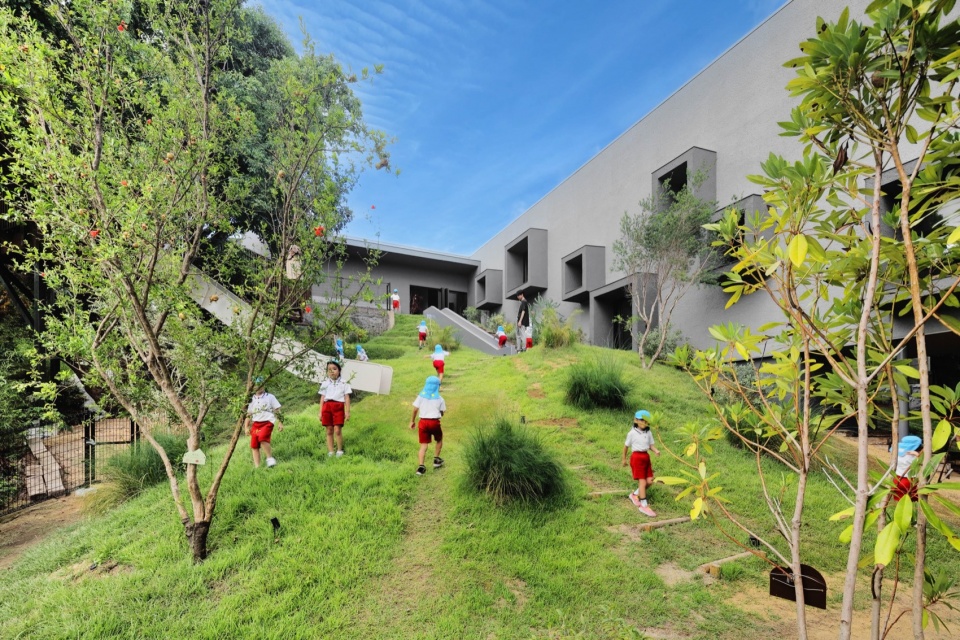 FK Kindergarten and Nursery by HIBINOSEKKEI Youji no Shiro KIDS DESIGN LABO