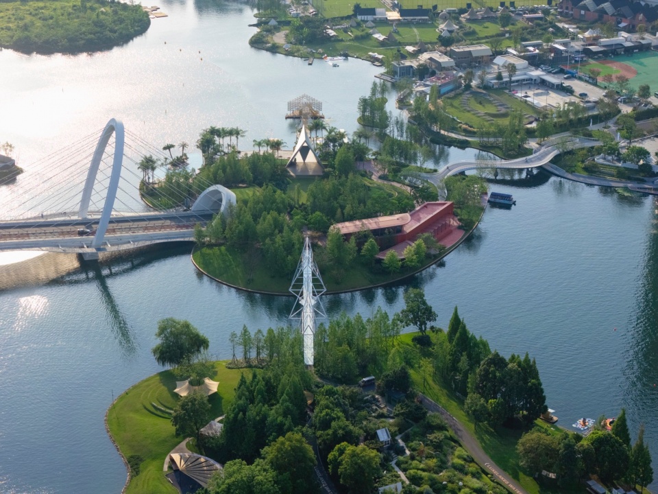 Luxelakes Edenland by DL Atelier