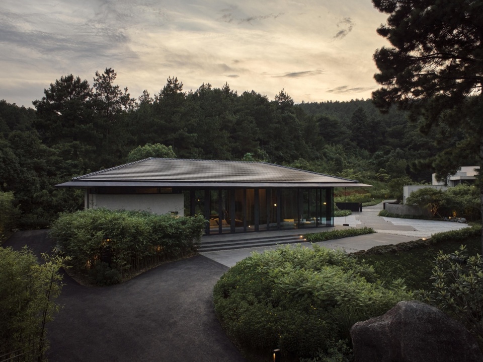 Anadu Pine Villa by STUDIO8 Architects