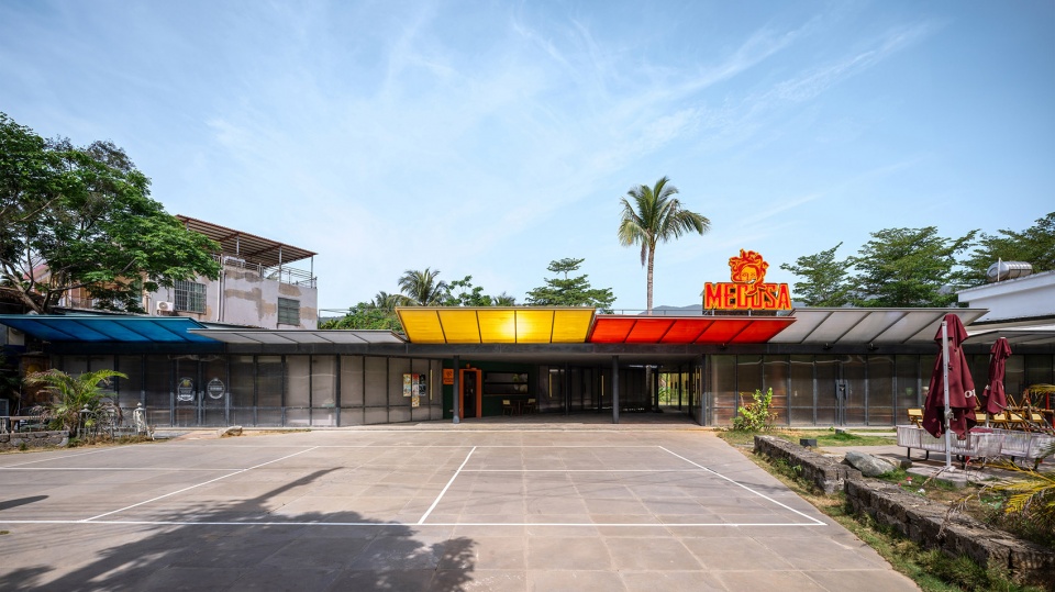 earth hugging duke plaza by edge architect