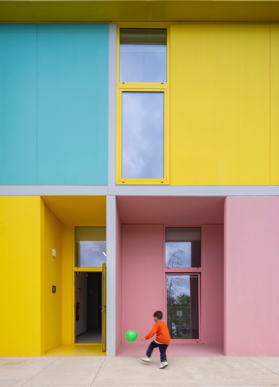 4 Modular Kindergartens in Lisbon by SUMMARY