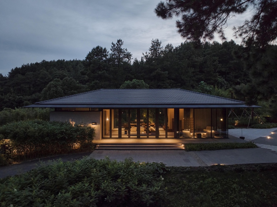Anadu Pine Villa by STUDIO8 Architects