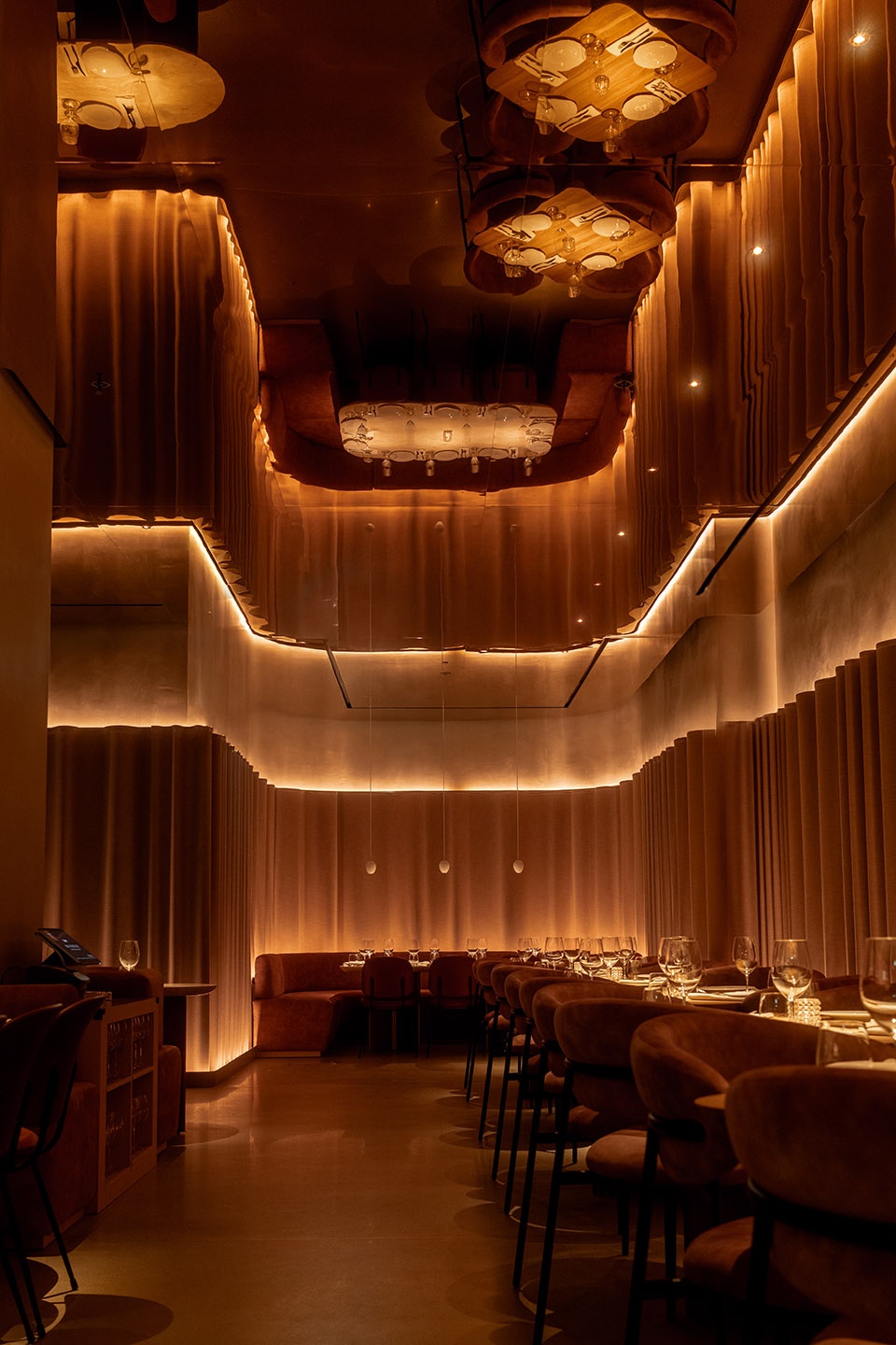 mr porter steakhouse bar lounge by baranowitz kronenberg