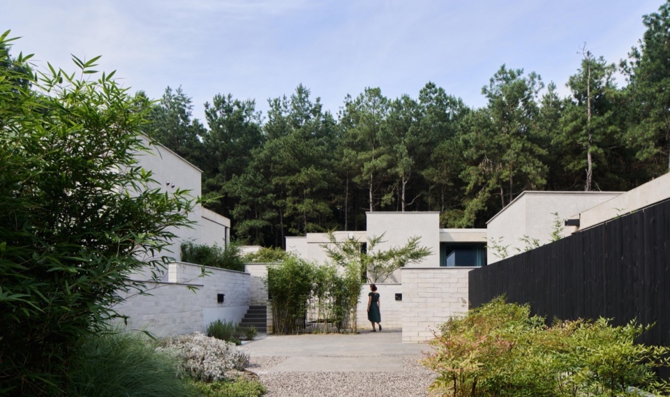Anadu Pine Villa by STUDIO8 Architects